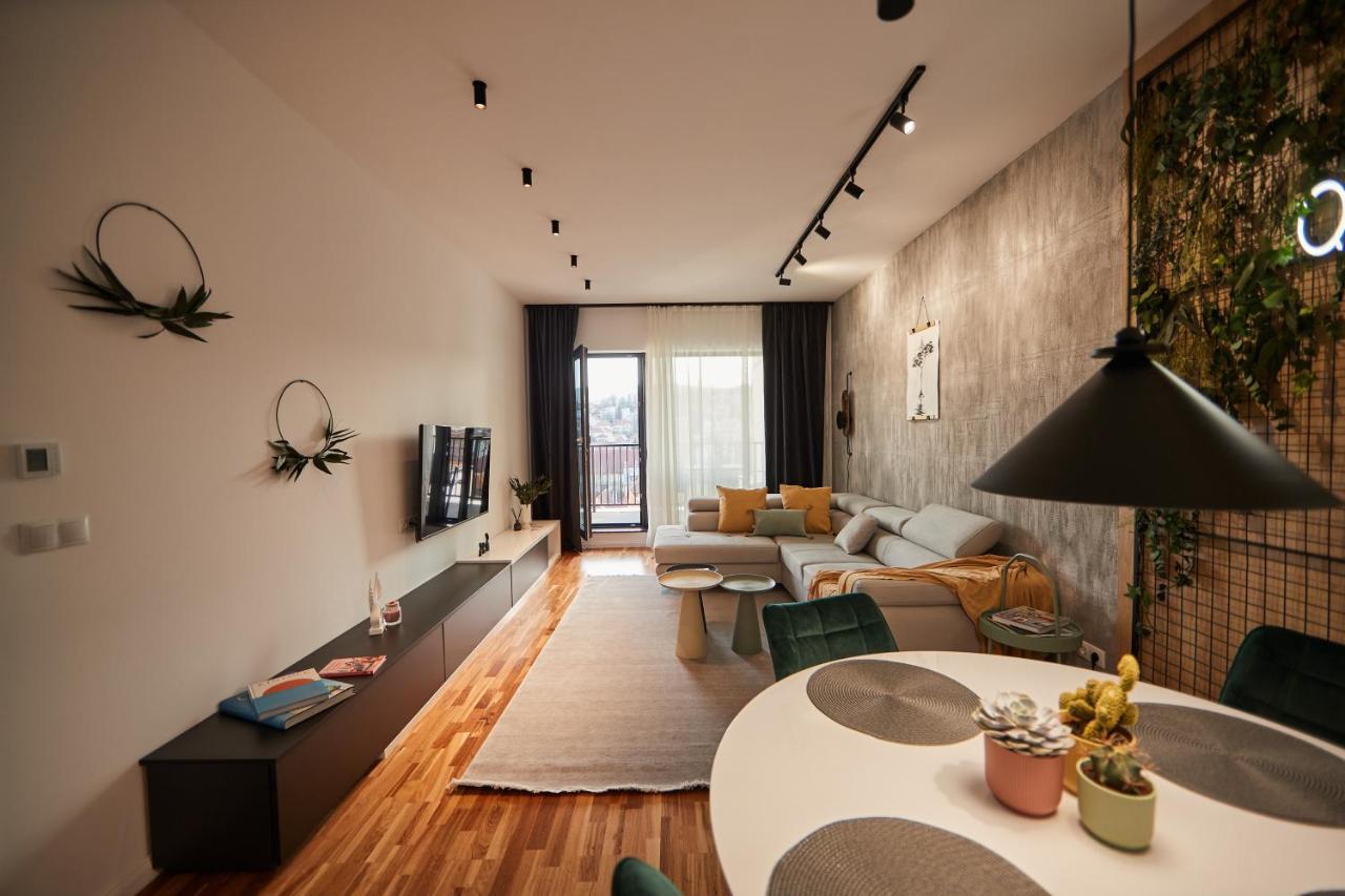 Quiboo Cosmopolit Apartment Brasov Bagian luar foto