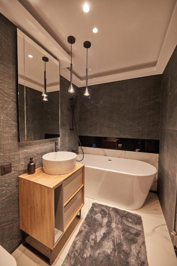 Quiboo Cosmopolit Apartment Brasov Bagian luar foto